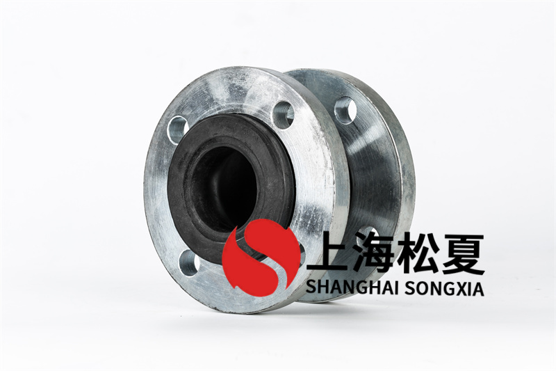 組裝球型橡膠軟接頭時(shí)，地腳螺栓的螺桿擠出機(jī)應(yīng)伸進(jìn)三通接頭兩側(cè)